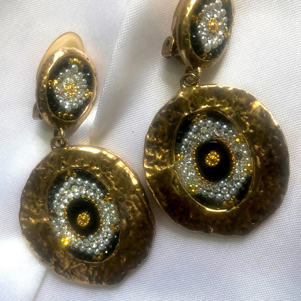 Earnings black and gold
